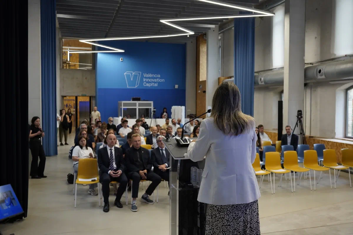 Intervención en el atril durante la apertura institucional de las jornadas